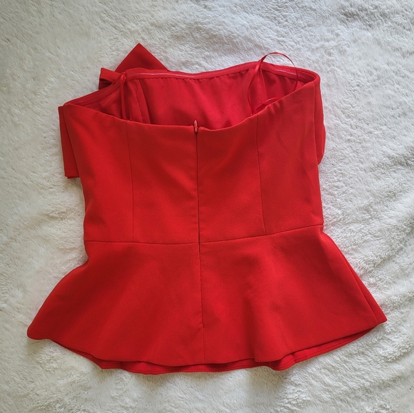 Strapless red top with blow